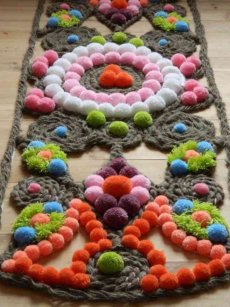 alfombra con pompones