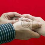 fotomural-hombre-coloca-anillo-de-compromiso-a-su-pareja-obligacion