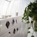 mesa y banco en casa pequeña