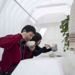 mesa y banco en casa pequeña 2