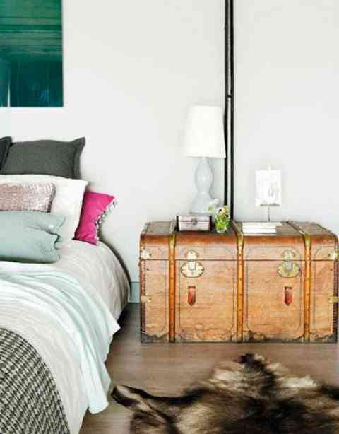 decorar dormitorios originales - mesita de noche baul