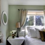 dormitorio bien decorado y acogedor – cortinas