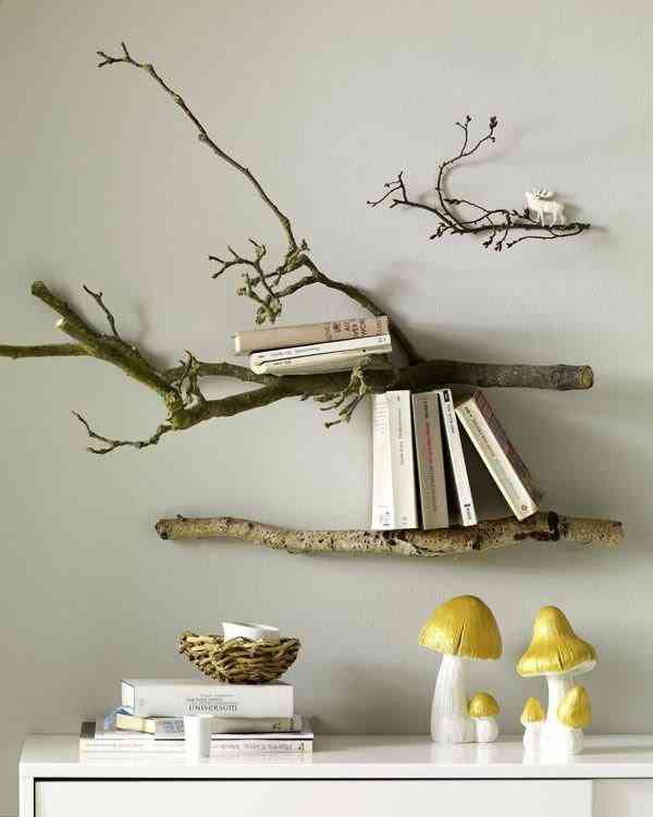 estantería  con rama de árbol - decoración