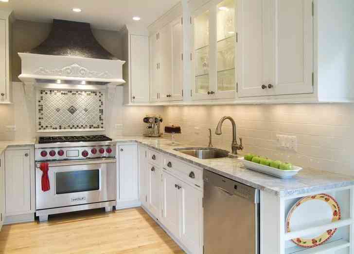 8 ideas para una cocina pequeña ¡pero muy apañada! Cocina pequeña color burdeos
