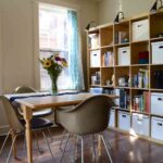 decorar pisos pequeños, comedor, salón y estantería de despacho en un espacio