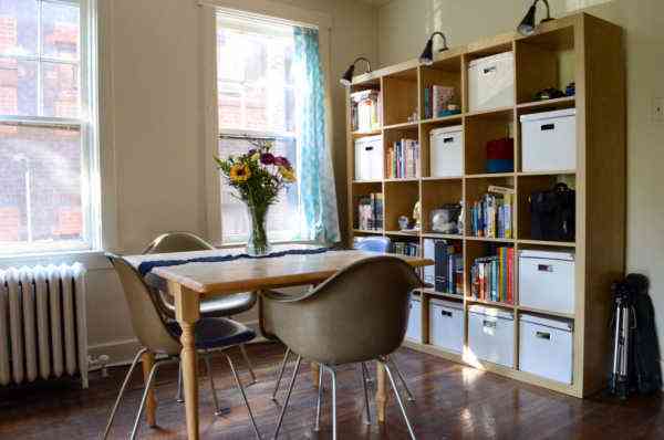 decorar pisos pequeños, comedor, salón y estantería de despacho en un espacio