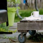 Mesa con palets reciclados para tu piso pequeño