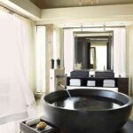 Una bañera de piedra redonda para olvidar todos los problemas