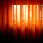 Decoración con cortinas de colores luminosos