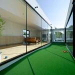 Un campo de minigolf en el jardín