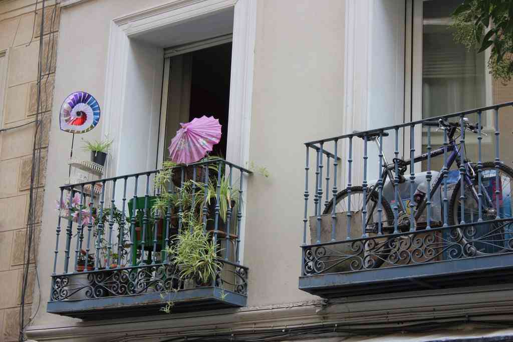 Consejos para amueblar un pequeño balcón Decoración Edificio Balcón