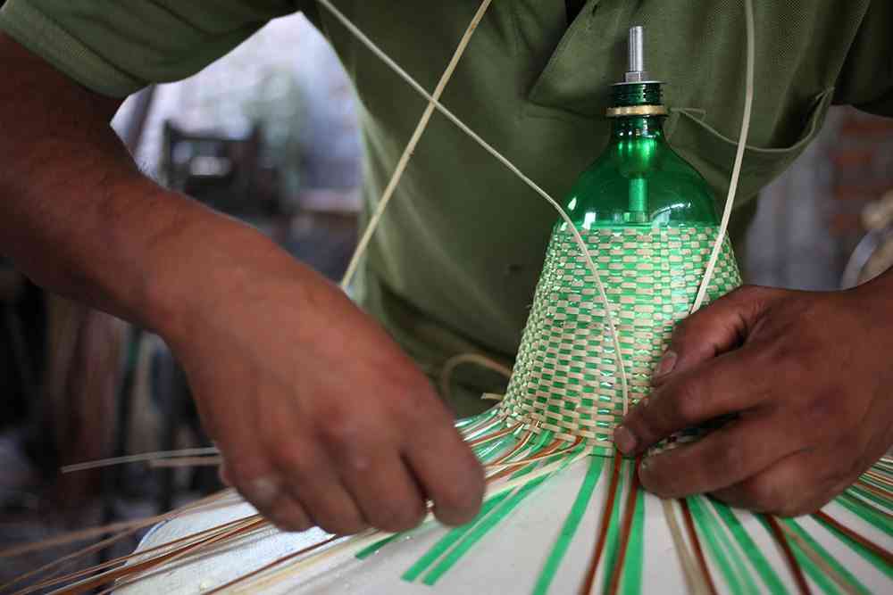 Pet lamp: lámparas hechas de bolletas de plástico