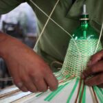 artesano-trabajando-lampara