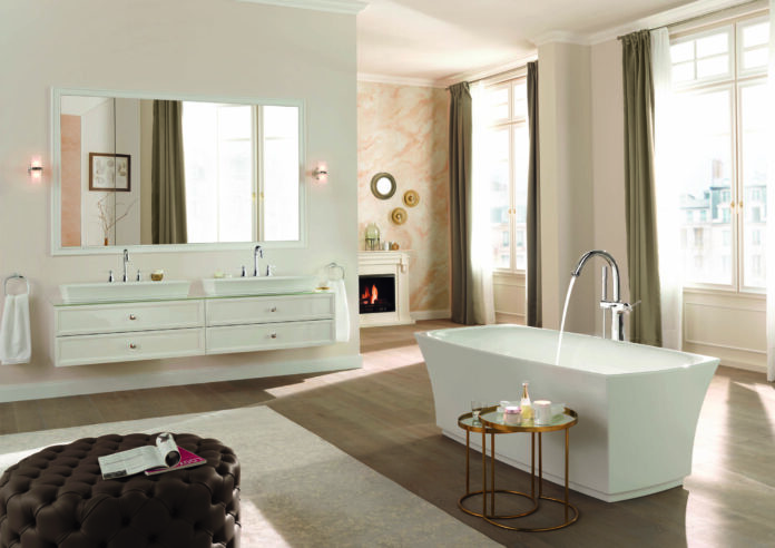 Baño romántico con gran bañera Baño romántico con gran bañera