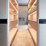 vestidor-sara-folch-estantes-iluminados-1