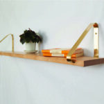 decorar-con-estantes-escuadras-doradas-1