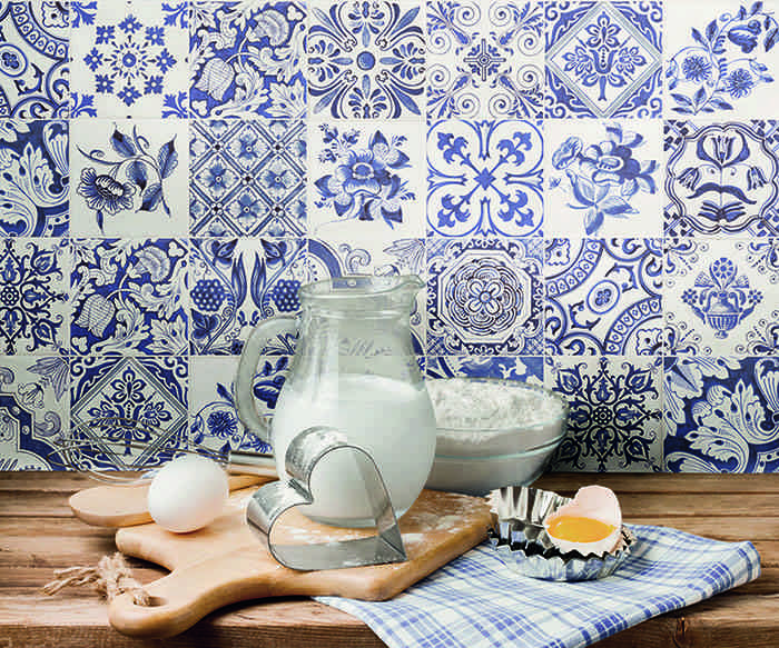 como decorar con azulejos en azul y blanco Fabresa Serie Oporto baja