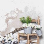 muymucho-piezas-con-silla-y-flores-1