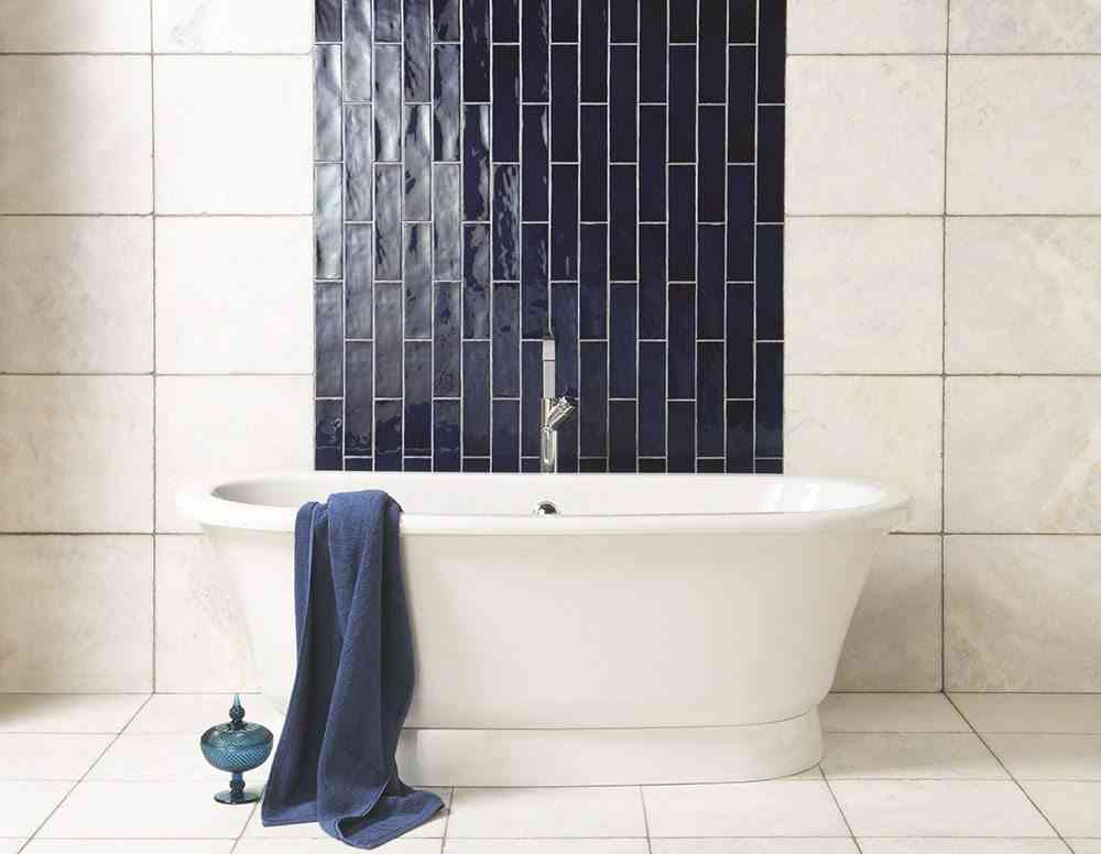 como decorar con azulejos en azul y blanco The Winchester Tile Company banera