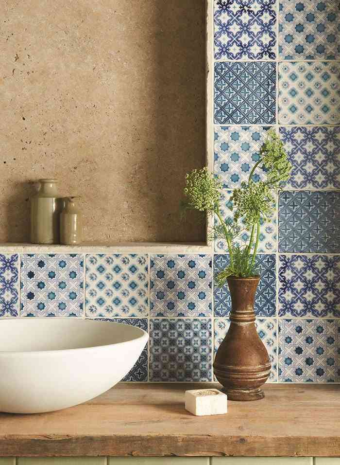 como decorar con azulejos en azul y blanco The Winchester Tile Company patchwork en tonos azules