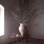 mesita-con-jarron-zara-home-1