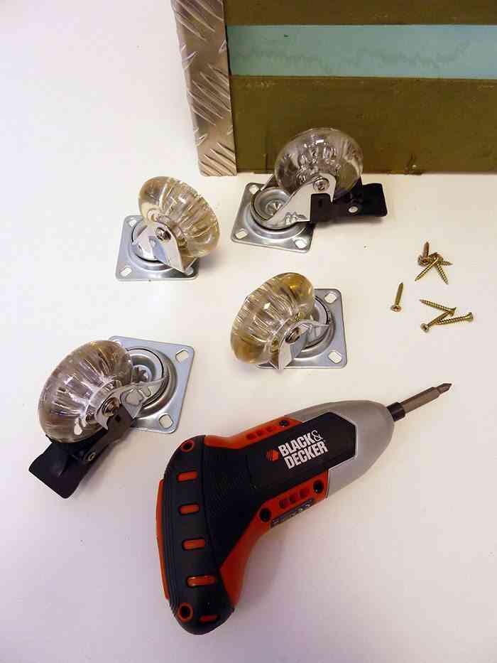 revistero de estilo industrial poner ruedas paso 6