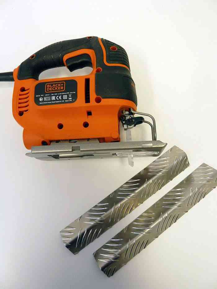 revistero de estilo industrial serrar perfiles paso 4