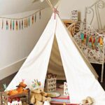 decoración y juegos con tienda de indios en habitación infantil