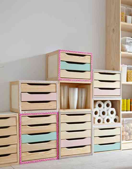 Cómo decorar y organizar la casa con estanterías prácticas