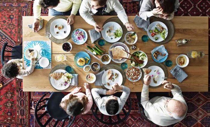 nuevo-catalogo-ikea-todos-a-la-mesa-decorada