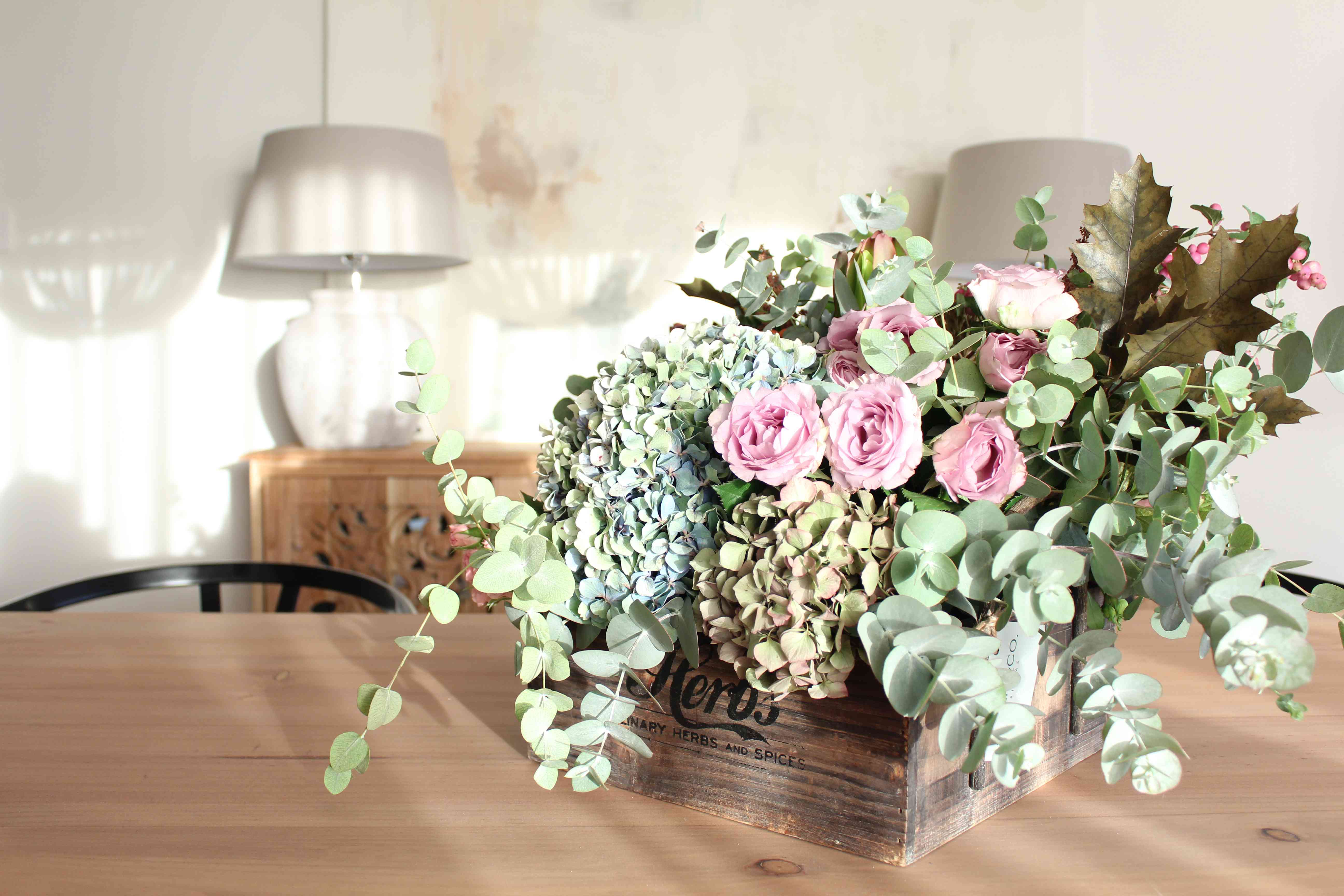 La nueva casa de Sara Carbonero en Oporto con muebles Kenay Home - centro de flores