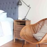 La nueva casa de Sara Carbonero en Oporto con muebles Kenay Home – silla y mesita
