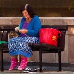 senora-mayor-tejiendo-1