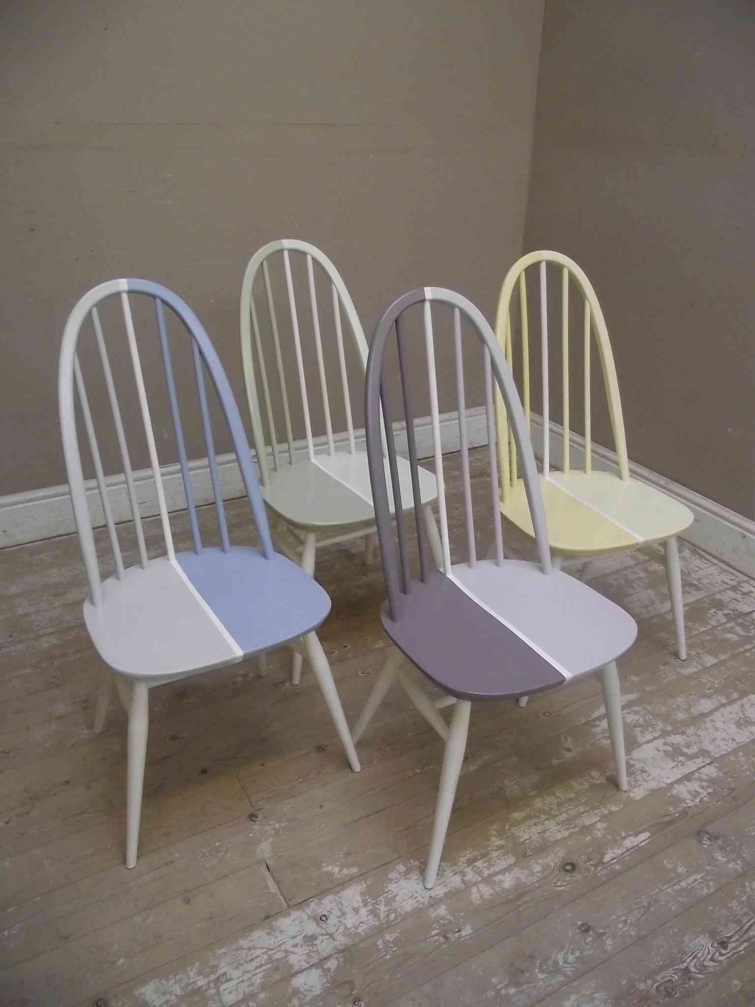 sillas pintadas en color claro