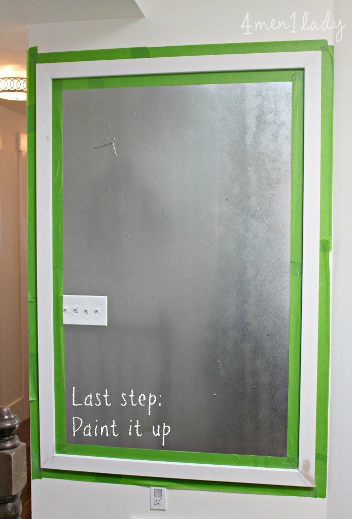 tablón de metal con marco de madera