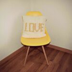 bordar-a-punto-de-cruz-silla-eames-con-cojin-de-lana-bordado-en-punto-de-cruz-2-1