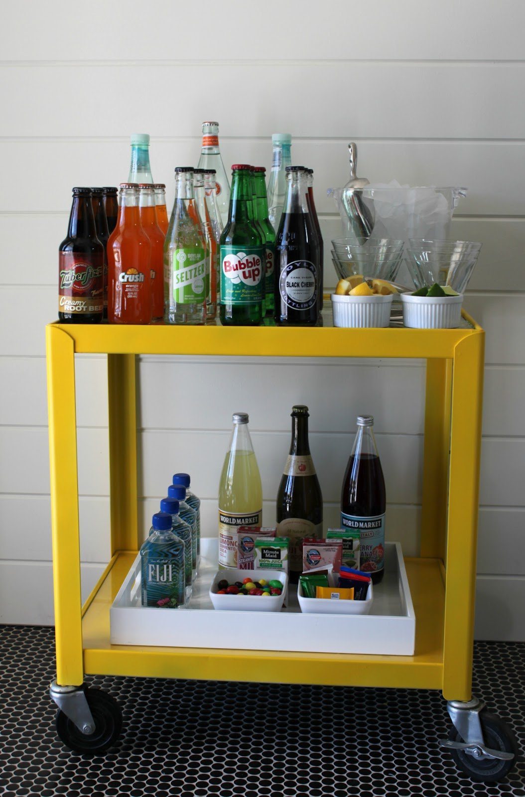 carrito amarillo para bebidas