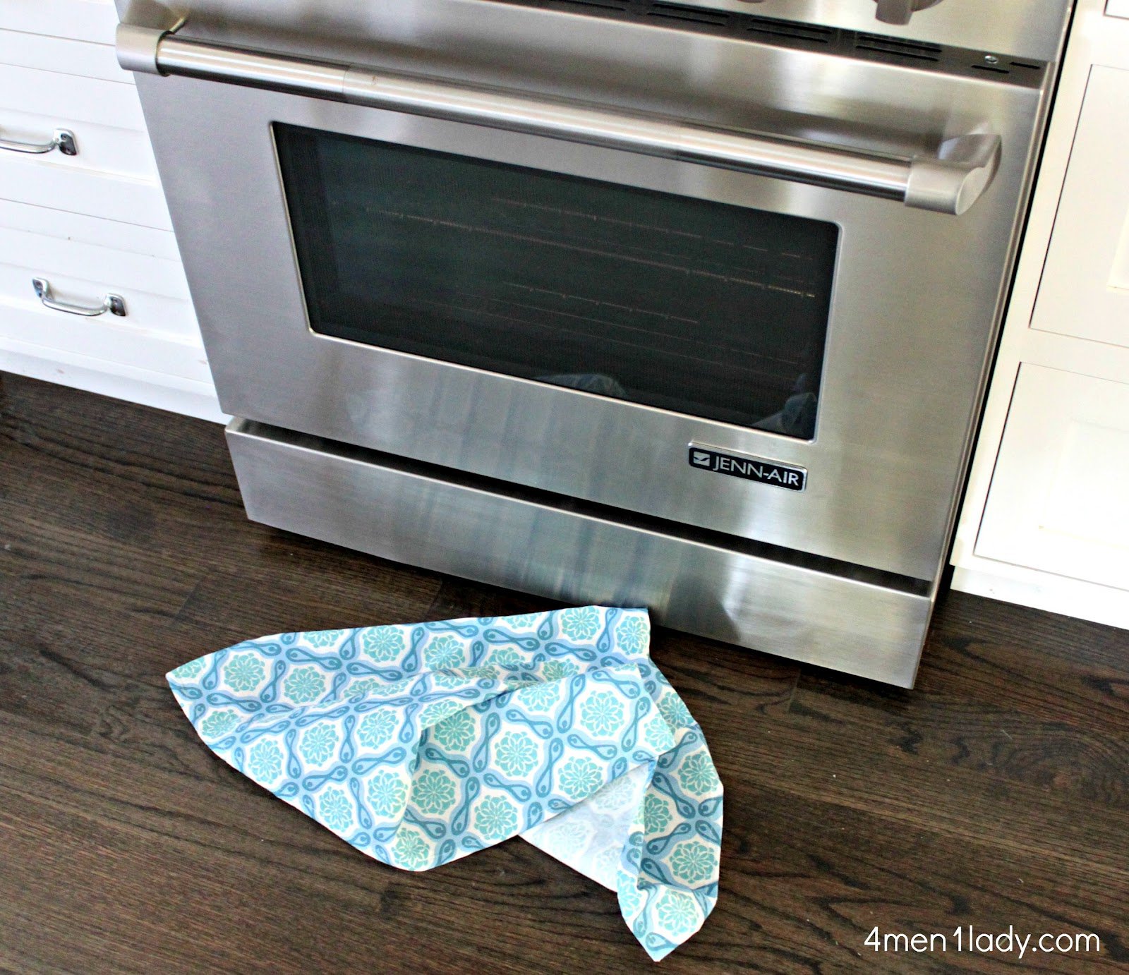 paño azul tirado en el suelo