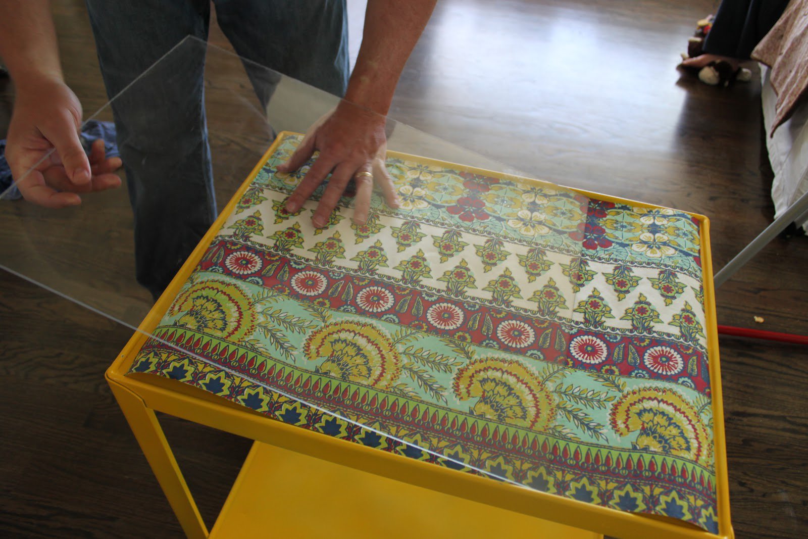 una superficie de cristal para un carrito de bebidas