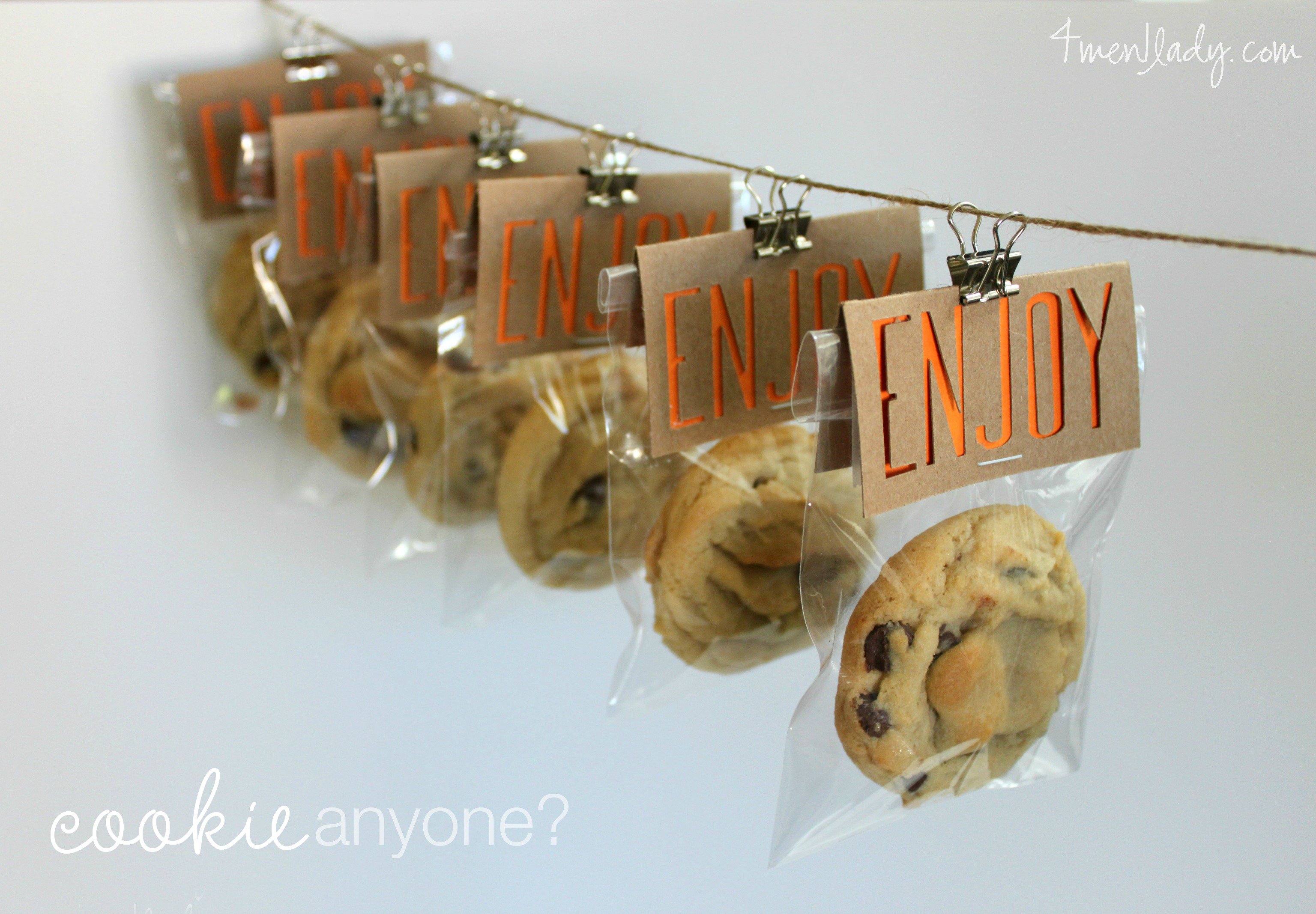 galletas envasadas y colgadas con pequeños ganchos