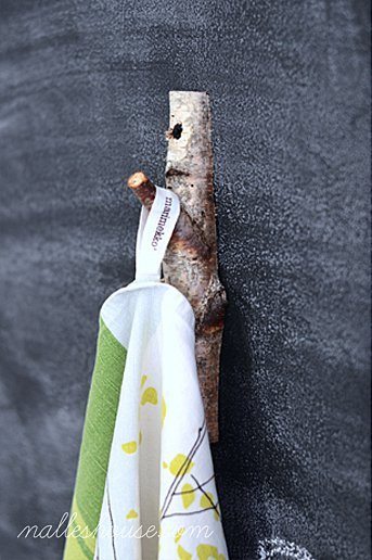 perchero hecho con madera natural