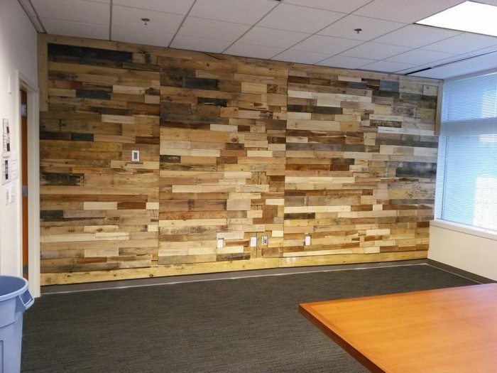 pared revestida con restos de madera