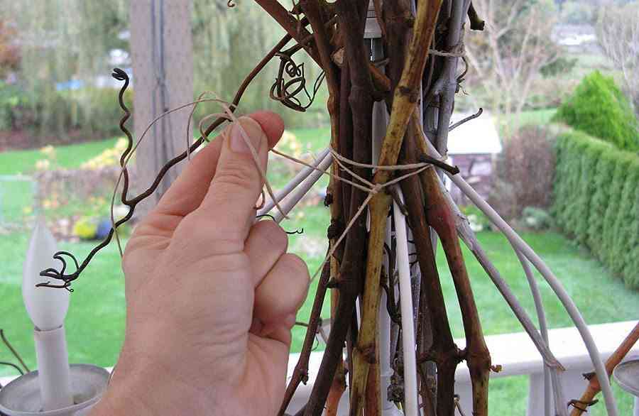 DIY: una lámpara de araña decorada con ramas 8 lámpara de araña paso 2