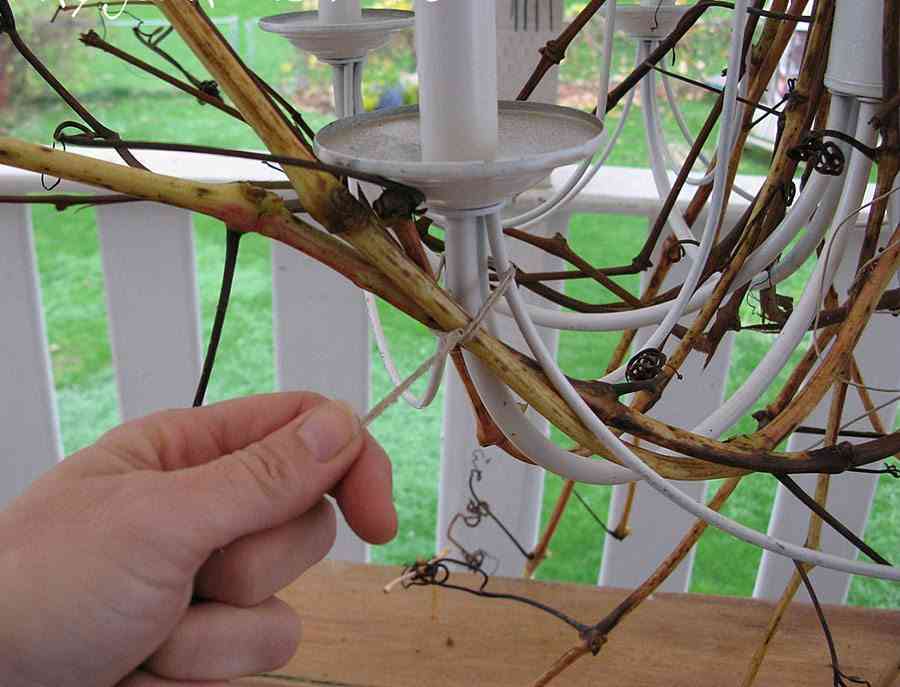 DIY: una lámpara de araña decorada con ramas 9 lámpara de araña paso 3b