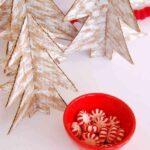 arbol de Navidad de cartulina detalle con bol rojo