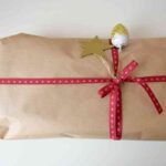 Como envolver regalos de Navidad – papel craft y lazo rojo