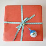 como-envolver-regalos-de-navidad-papel-rojo-y-lazo-azul-1