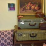 decorar-con-maletas-antiguas-apiladas-1