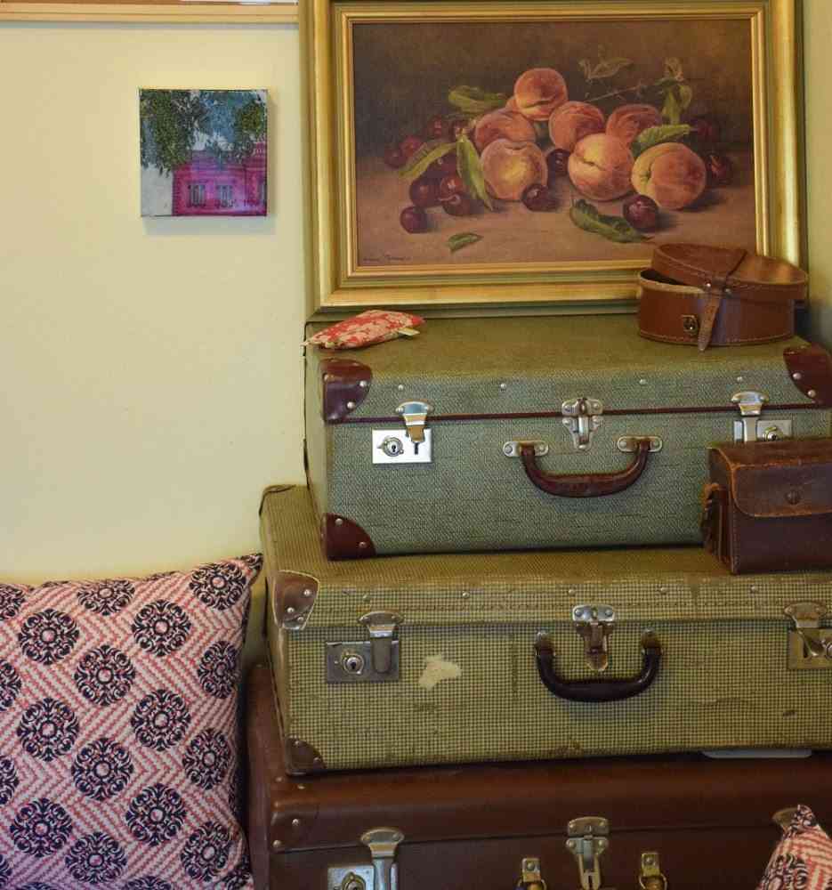 decorar con maletas antiguas apiladas