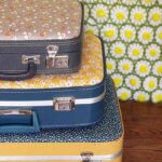 decorar-con-maletas-antiguas-con-tela-1